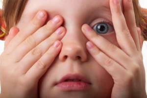 Почему ребенок часто моргает глазами — возможные причины