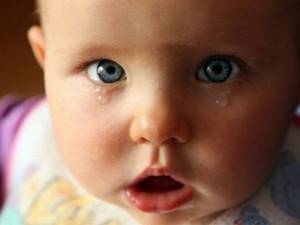 Почему ребенок часто моргает глазами — возможные причины