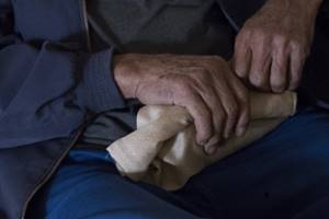 Тремор рук у пожилых людей: причины и лечение болезни дрожания конечностей в старческом возрасте