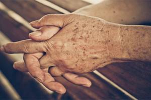 Тремор рук у пожилых людей: причины и лечение болезни дрожания конечностей в старческом возрасте